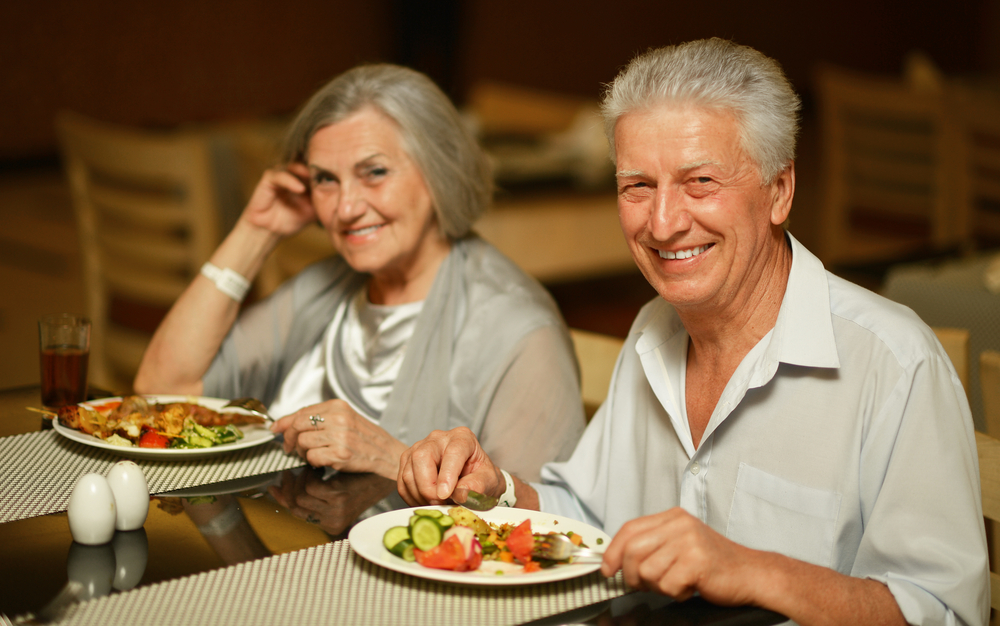 assisted-living-residents-enjoy-dining-room-personal-care-services-