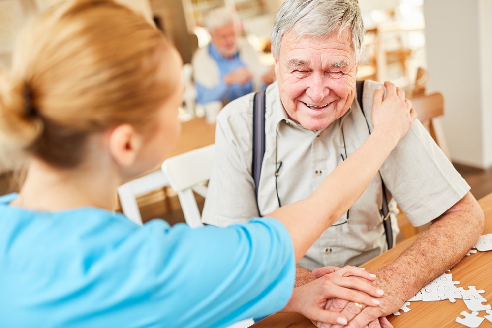 senior-care-assisted-living-community-dementia-resources-help-with-Alzheimer's-disease-technology