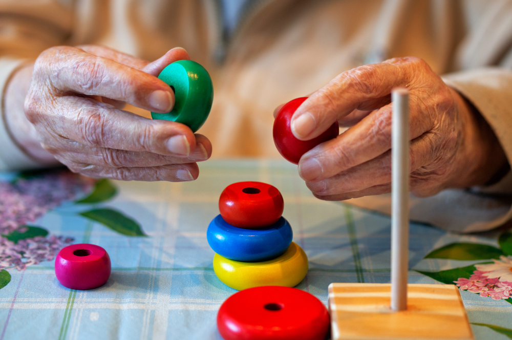 senior-care-facility-memory-care-activities-reduce-symptoms-of-Alzheimer's-disease-memory-loss-dementia